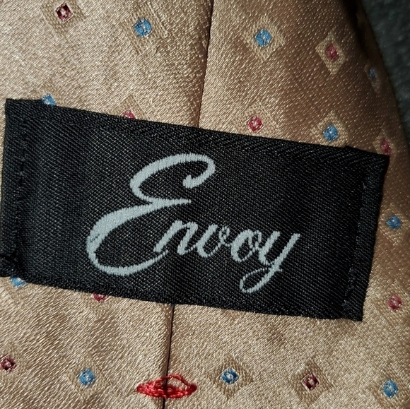 Gold Tie With Diamond Pattern New - Picture 5 of 7